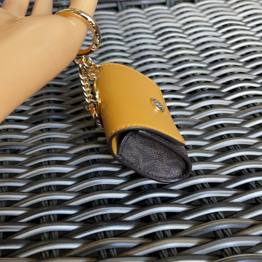 Michael Kors Jet Set Travel AirPod Case - Picture 14 of 16